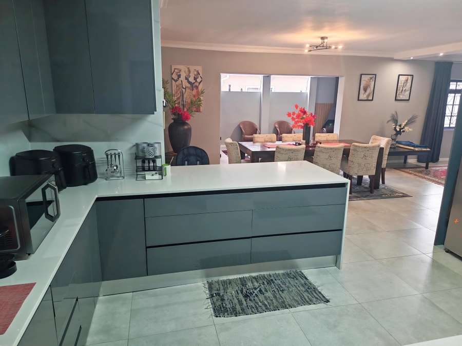 4 Bedroom Property for Sale in Gustrouw Western Cape